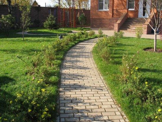 Как правильно укладывать тротуарную плитку для садовой дорожки - фото